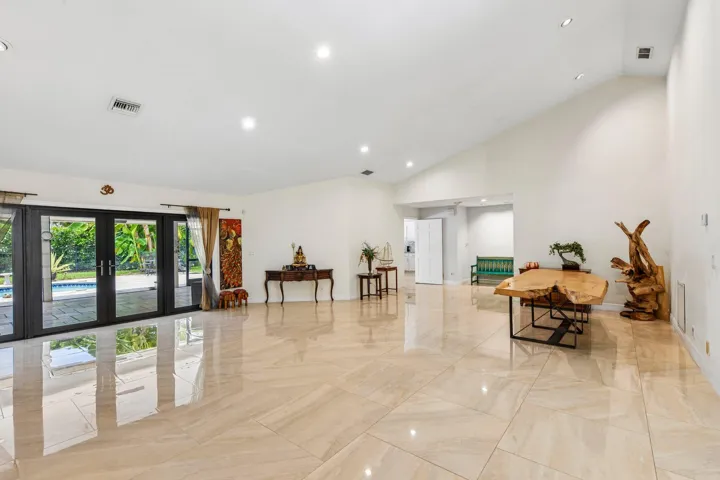 11-web-or-mls-Equestrian Dr-S1707-011