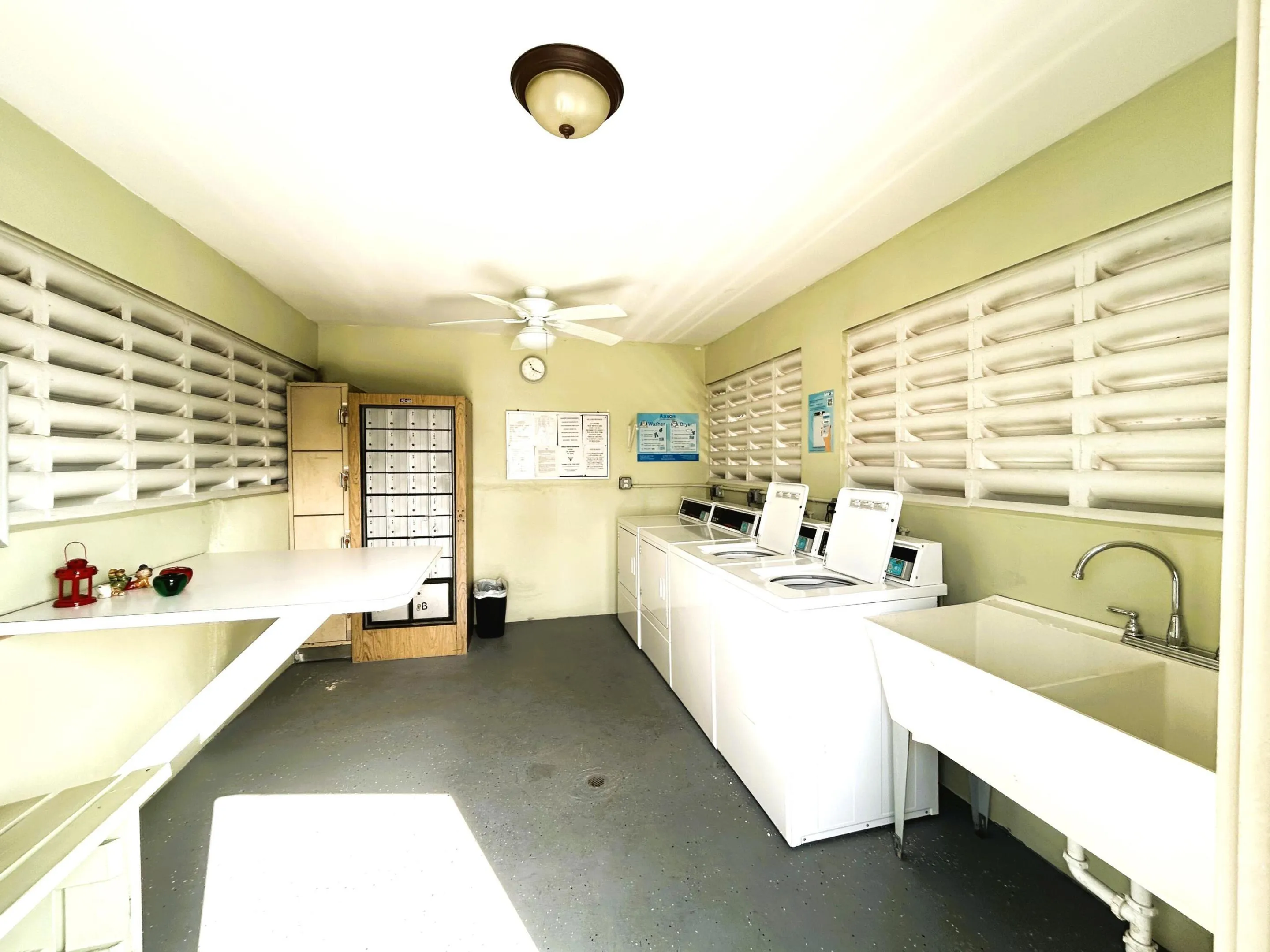 COMMON LAUNDRY ROOM