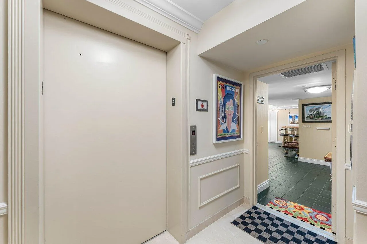Semi-Private Entryway