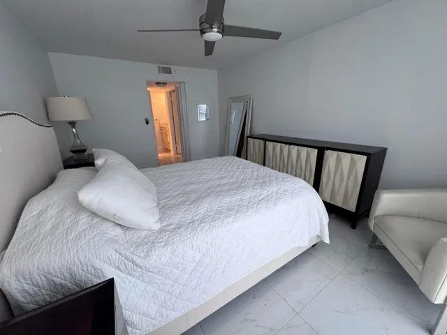 King size bed with extra seating area
