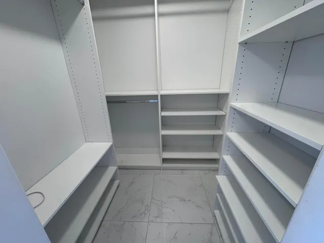 Walk in Closet ...