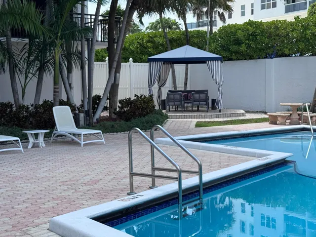 Plenty of seating and lounging chairs ...