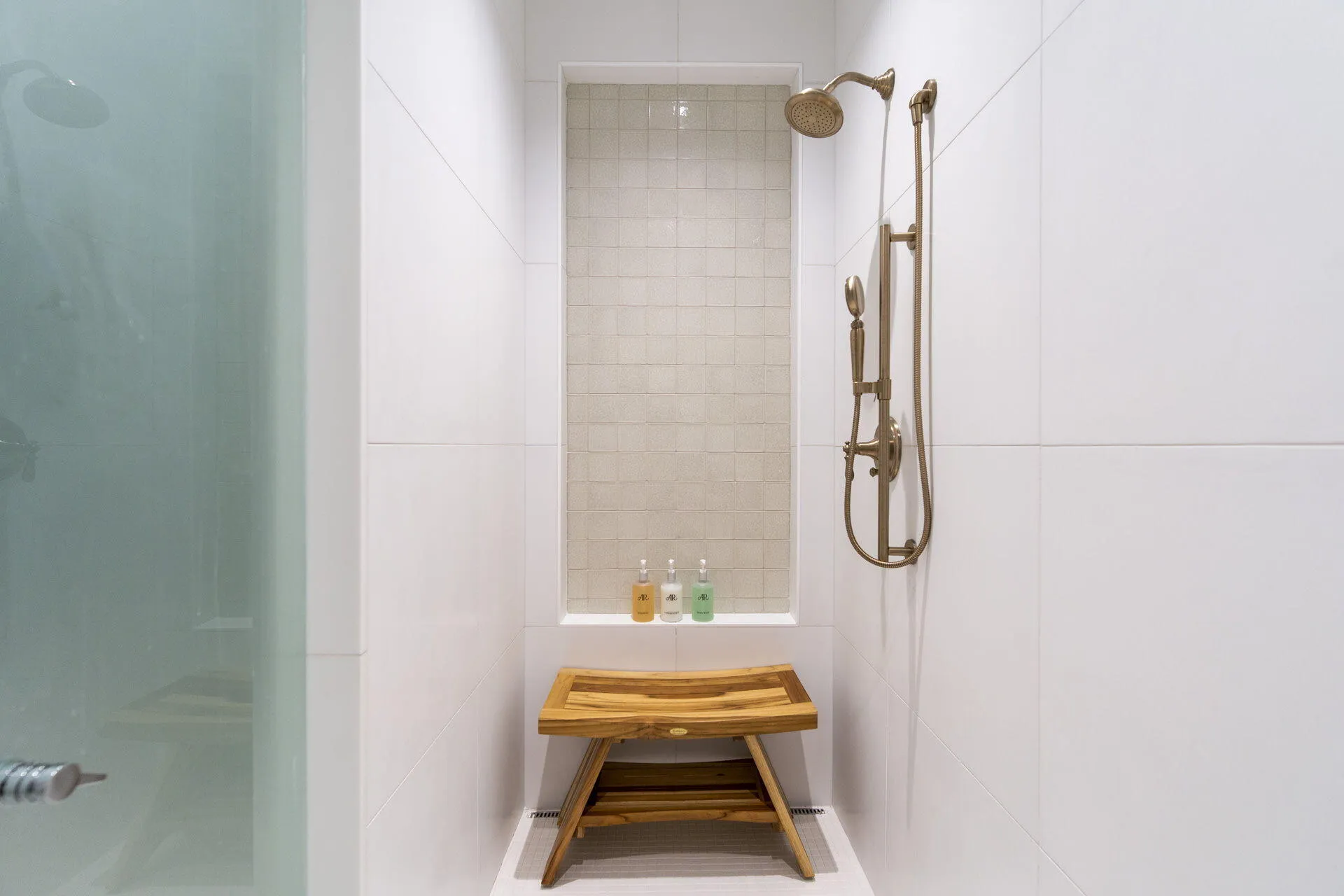 95-web-or-mls-Spa Ladies Shower - Sml