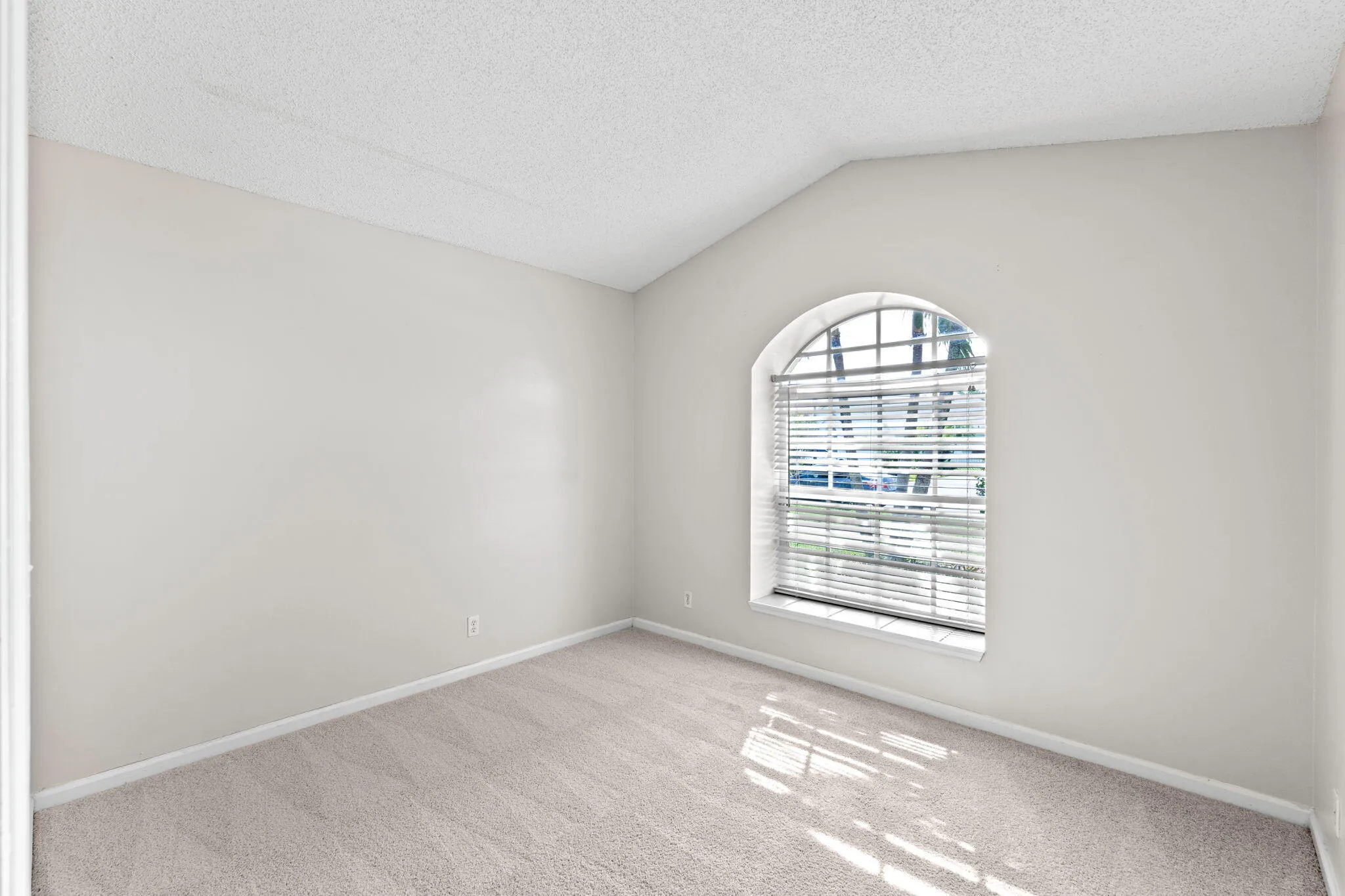 28-web-or-mls-A7409614
