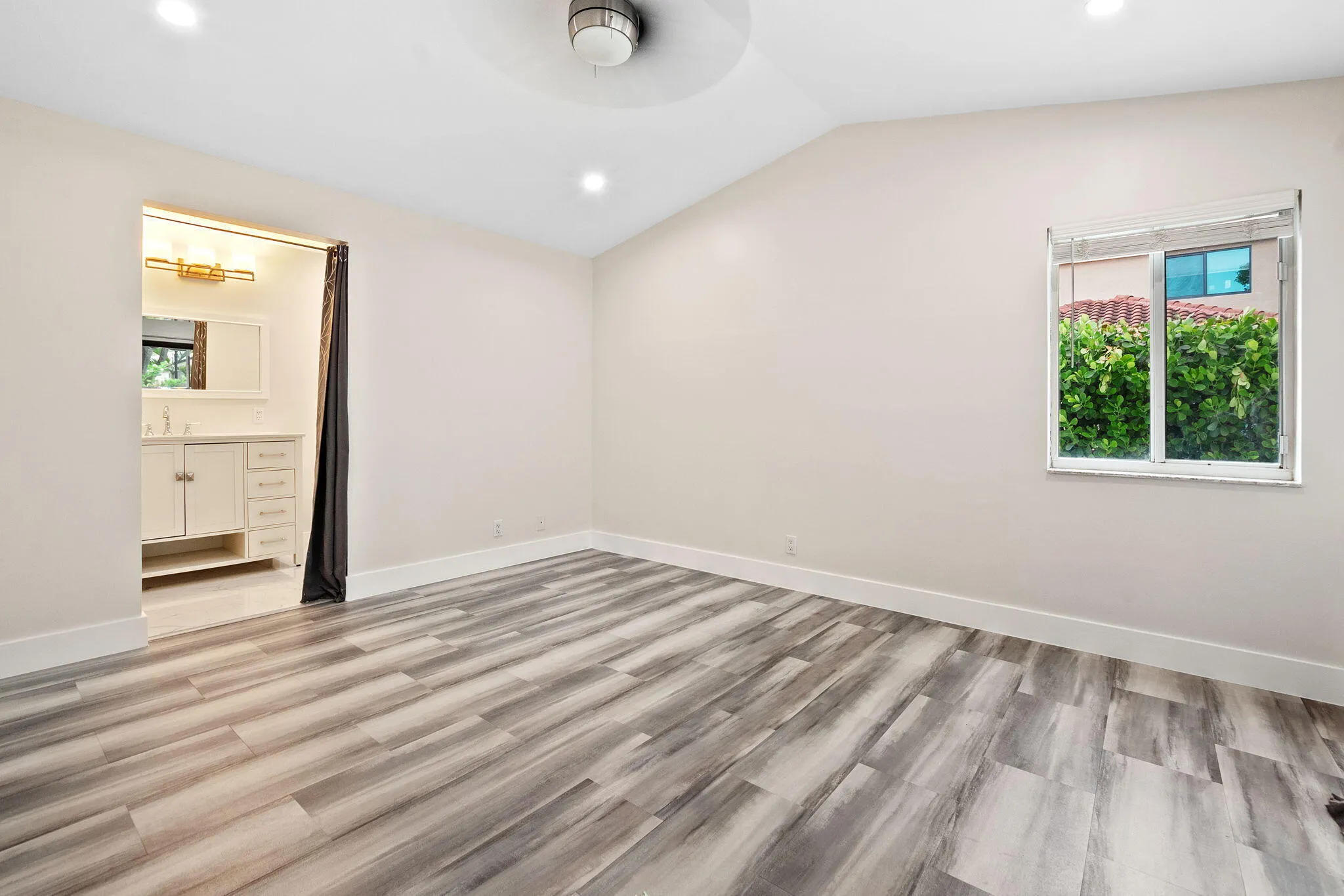 13-web-or-mls-4498-dogwood-cir