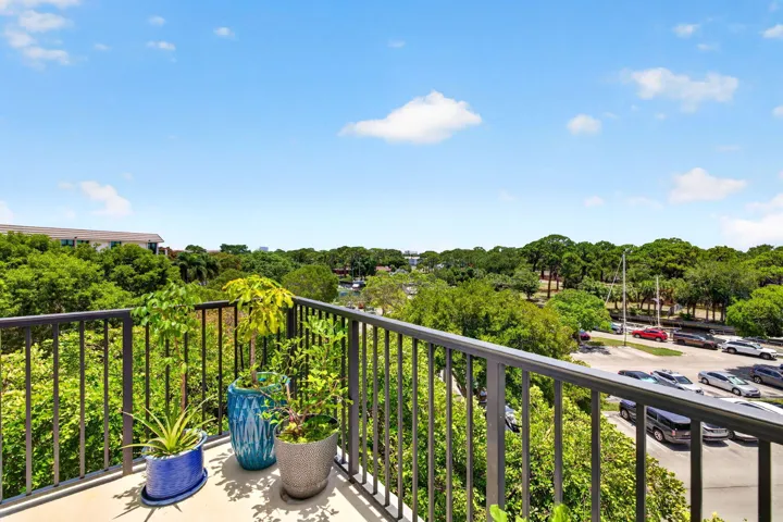 1301-516 Wrap around balcony views S to SW