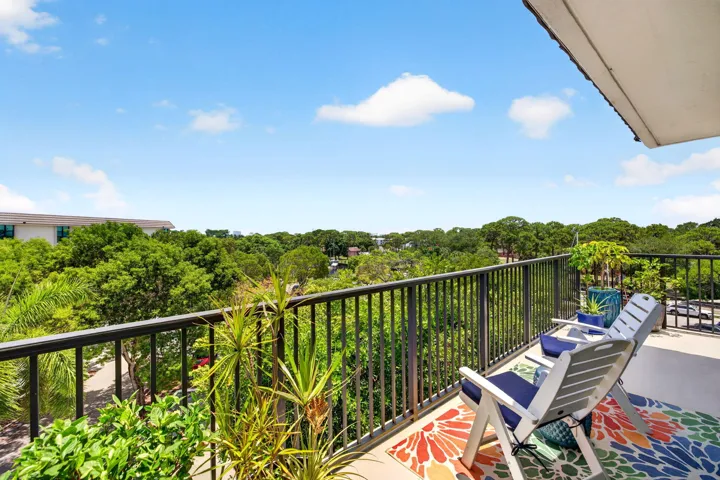 1301-516 Wrap around balcony views E to SE
