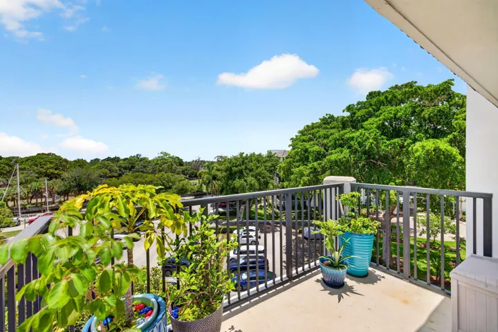 1301-516 Wrap around balcony views S to SW