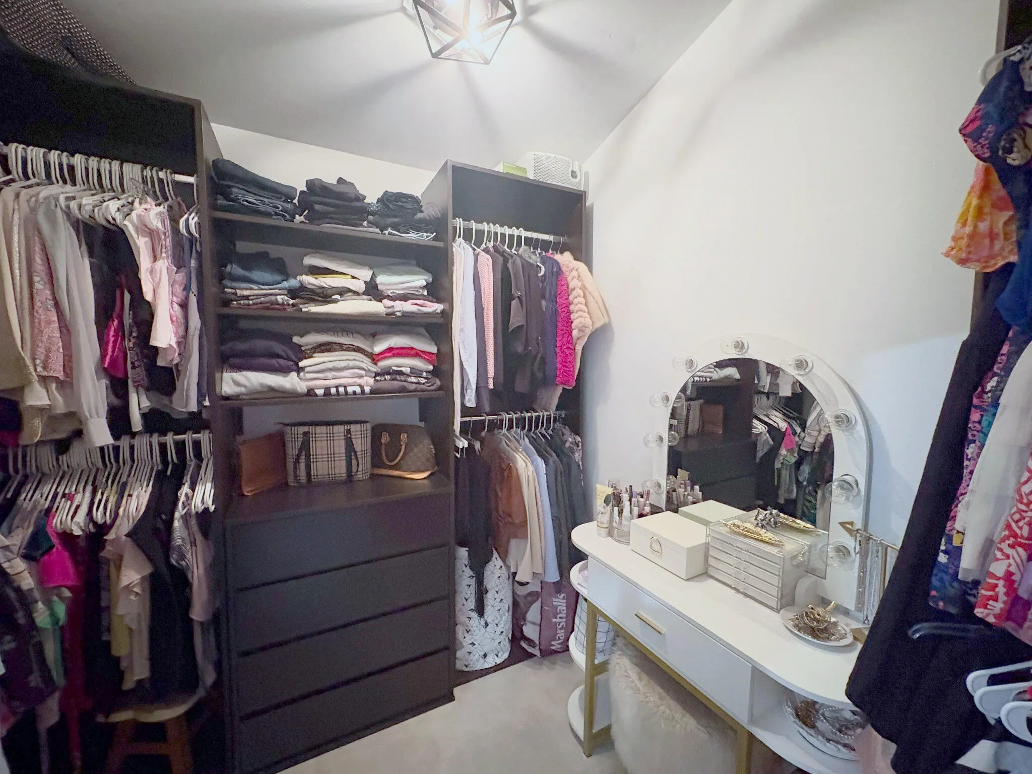 Walk-in Closet 2