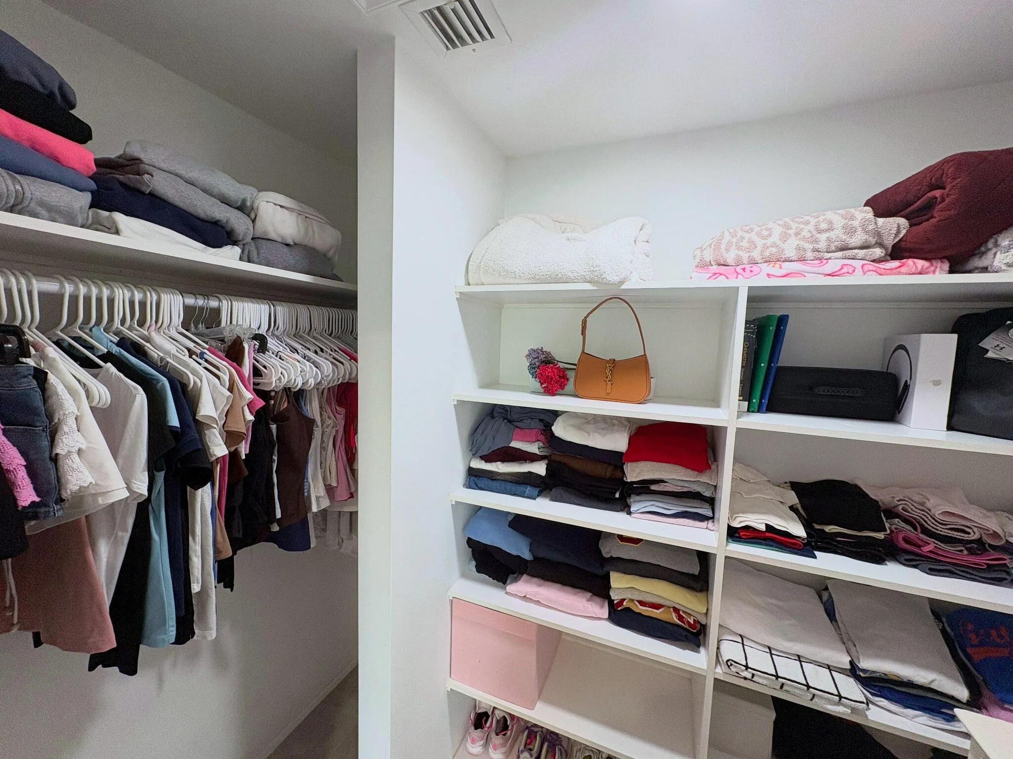 Walk-in closet (Guest)