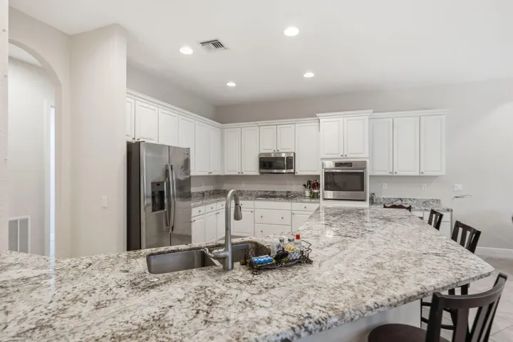 44-web-or-mls-2553_NW_Crystal_Lake_Dr_04