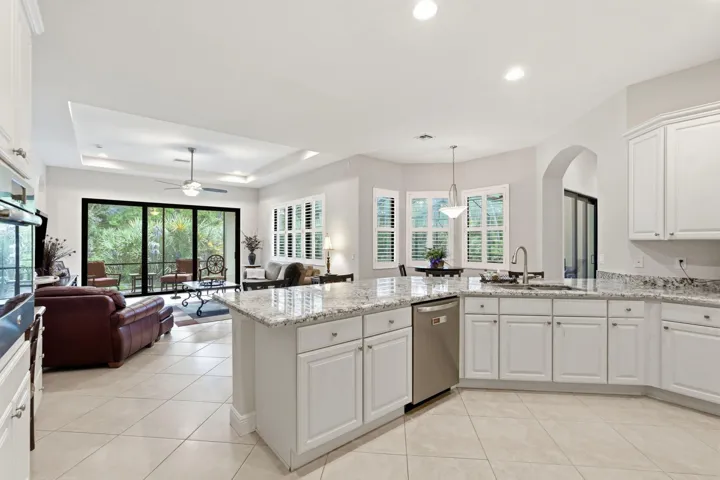 46-web-or-mls-2553_NW_Crystal_Lake_Dr_04