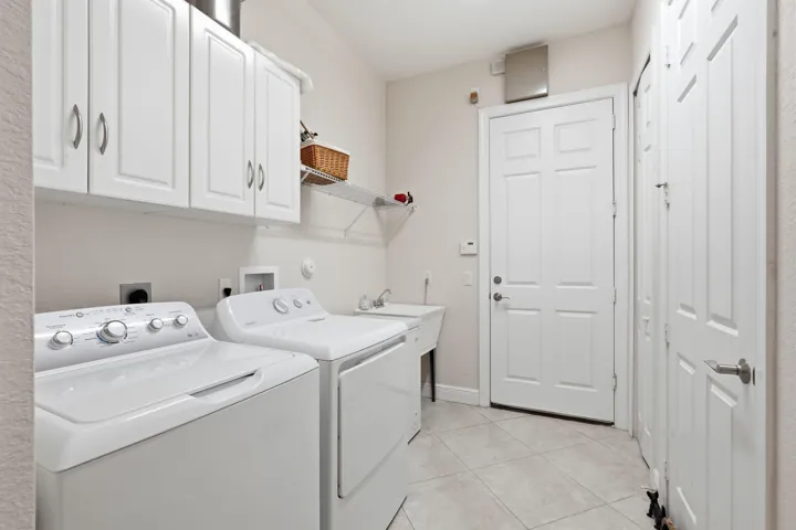 20-web-or-mls-2553_NW_Crystal_Lake_Dr_02