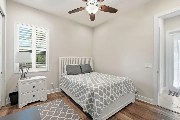 26-web-or-mls-2553_NW_Crystal_Lake_Dr_02
