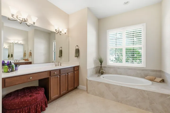 10-web-or-mls-2553_NW_Crystal_Lake_Dr_01