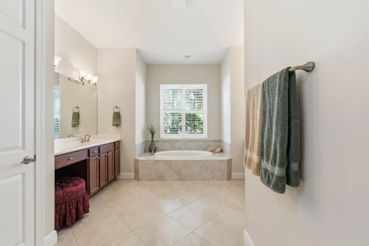 9-web-or-mls-2553_NW_Crystal_Lake_Dr_009