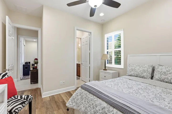 13-web-or-mls-2553_NW_Crystal_Lake_Dr_01