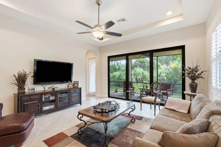 40-web-or-mls-2553_NW_Crystal_Lake_Dr_04