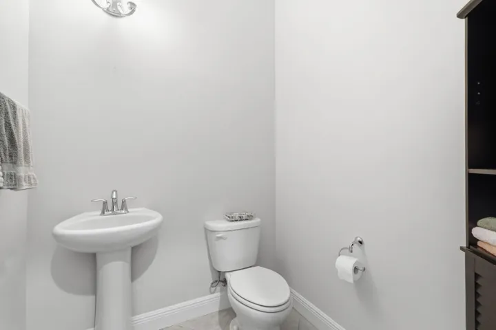 19-web-or-mls-2553_NW_Crystal_Lake_Dr_01