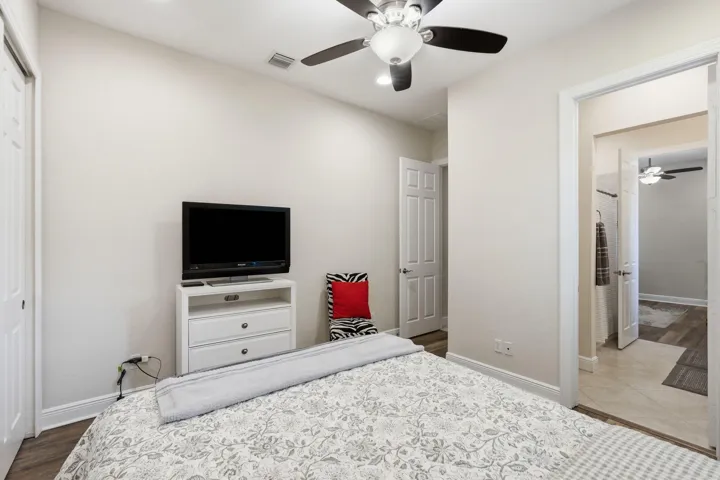 14-web-or-mls-2553_NW_Crystal_Lake_Dr_01
