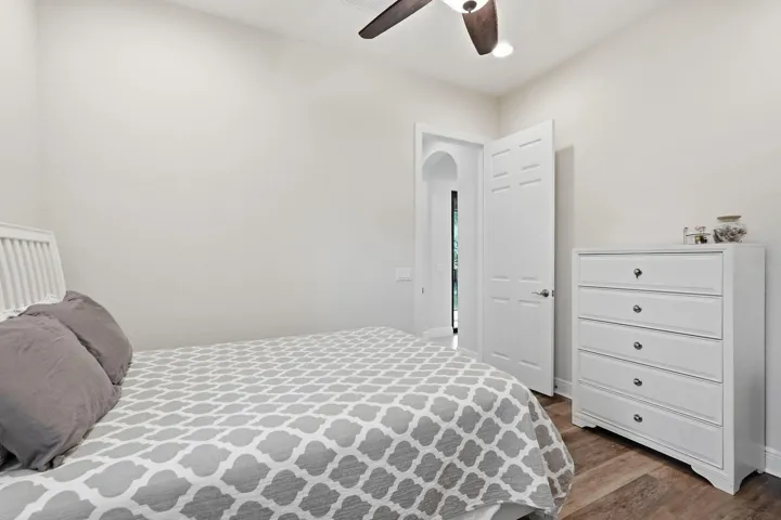 27-web-or-mls-2553_NW_Crystal_Lake_Dr_02
