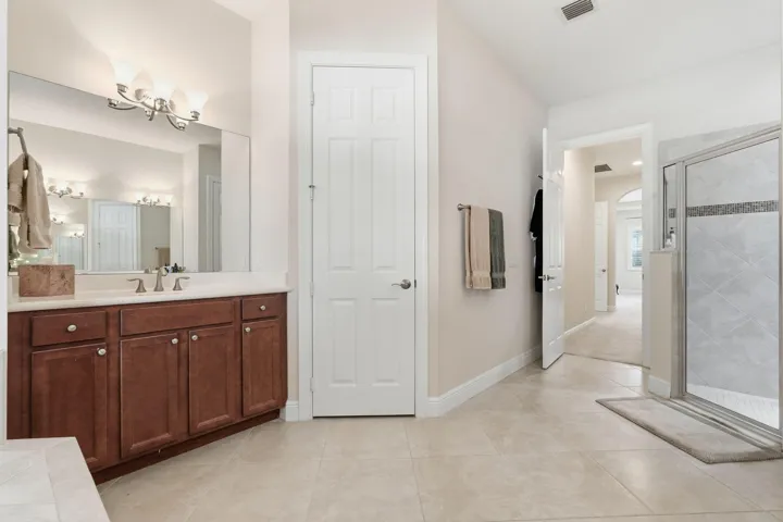 11-web-or-mls-2553_NW_Crystal_Lake_Dr_01