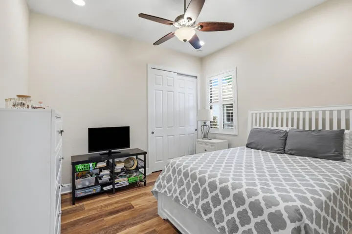 25-web-or-mls-2553_NW_Crystal_Lake_Dr_02