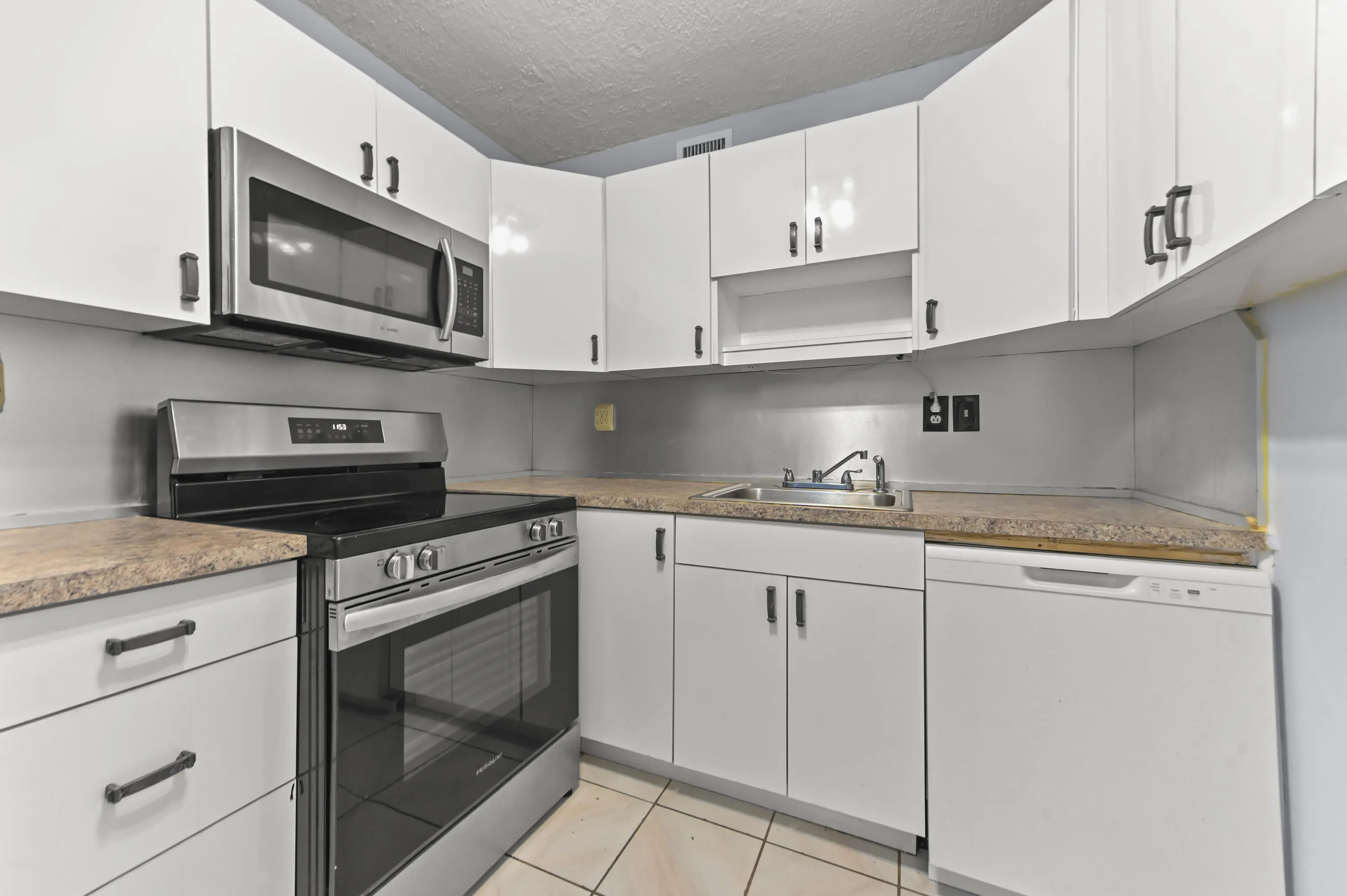 12 Kitchen 02