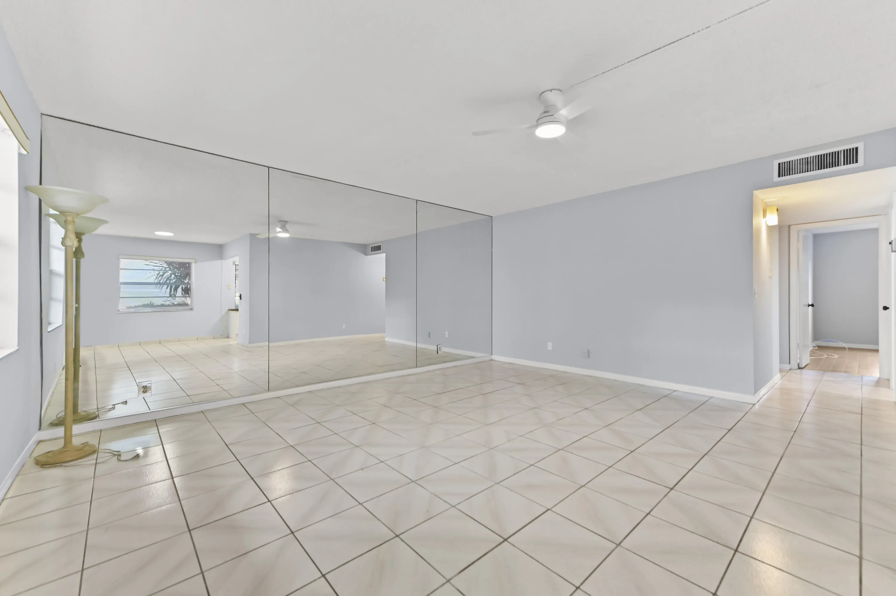 06 Living Room 02