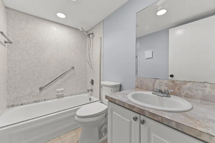 18 Bathroom 03