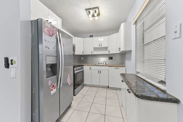 11 Kitchen 01