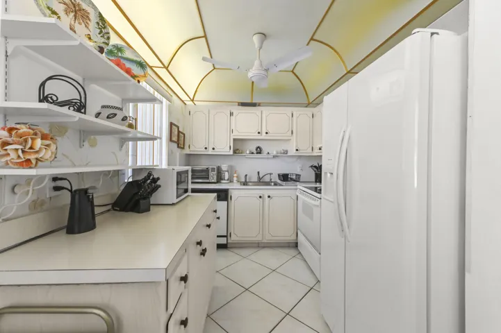 10 Kitchen 01