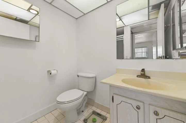 16 Bathroom 01