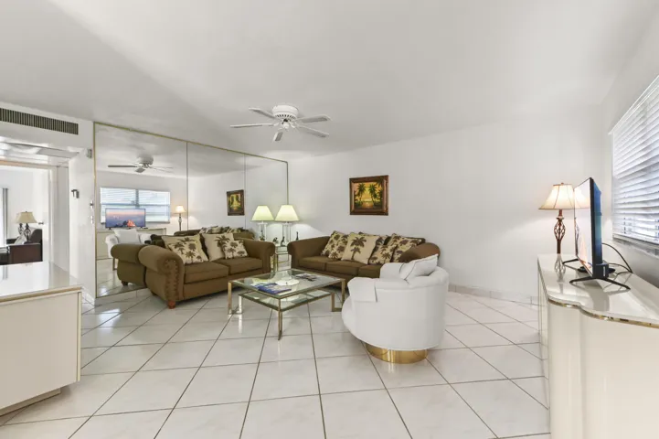 04 Living Room 02