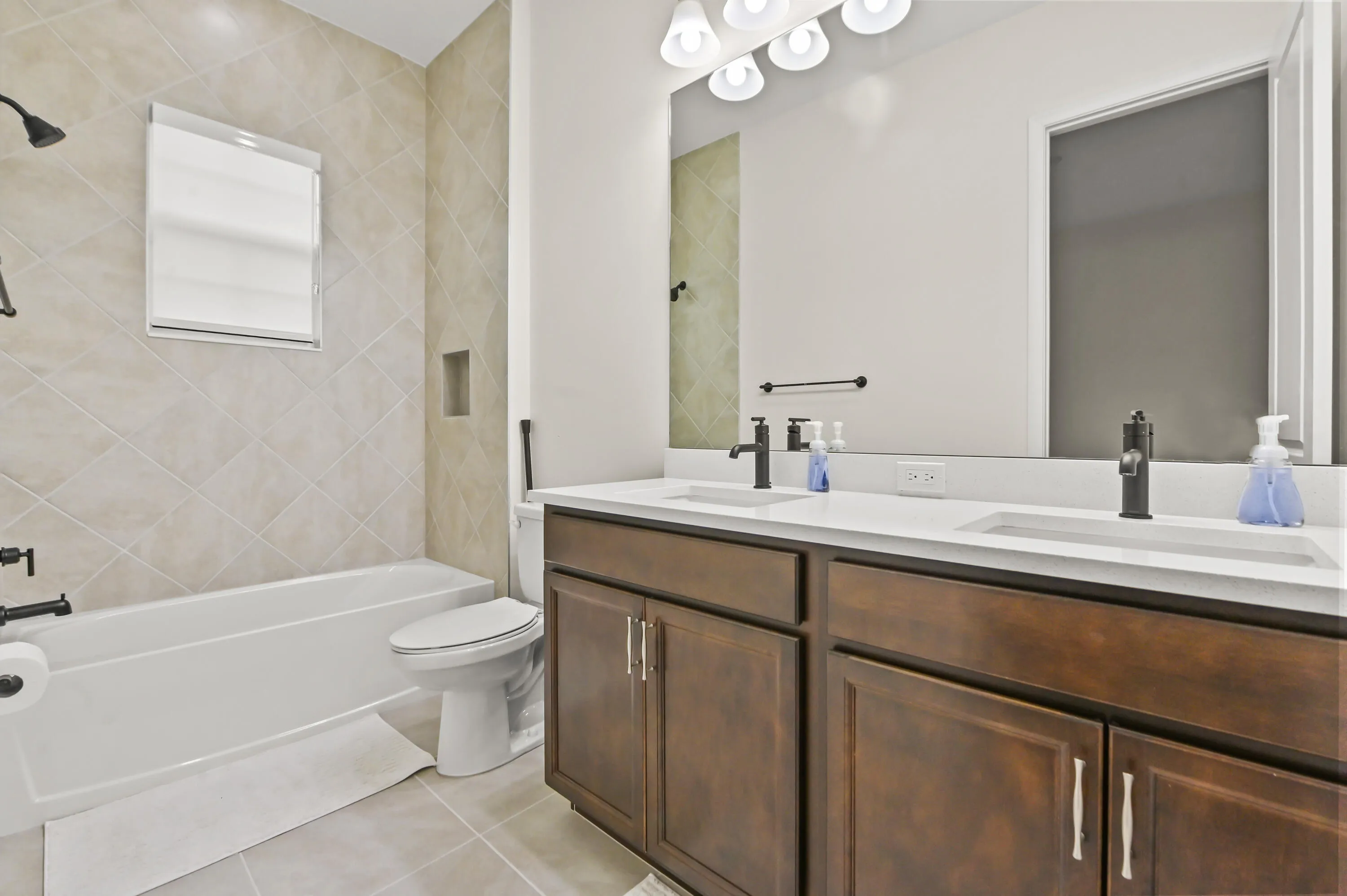 32 Bathroom 01