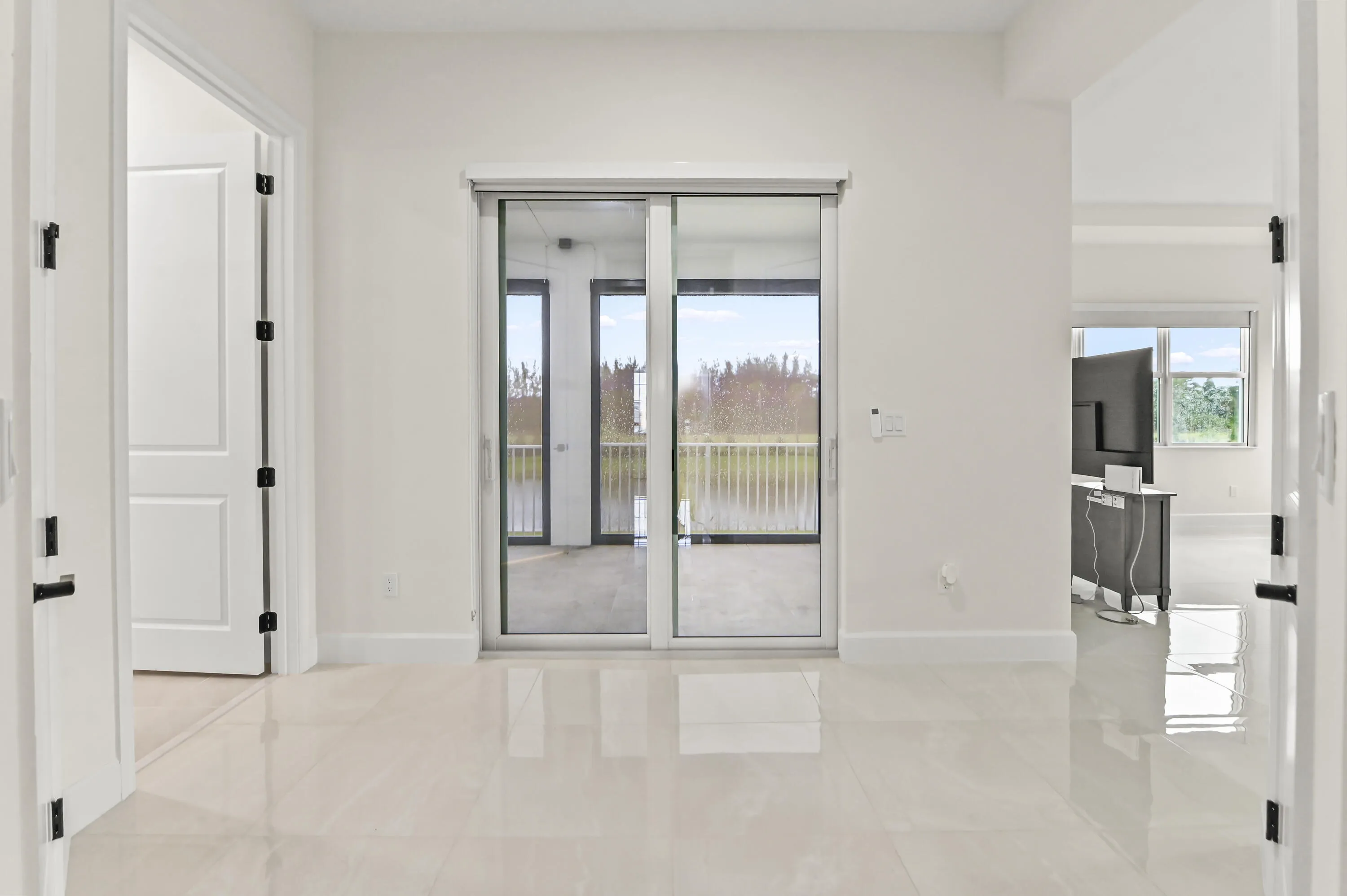 33 Hallway 01