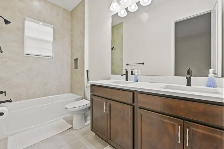 32 Bathroom 01