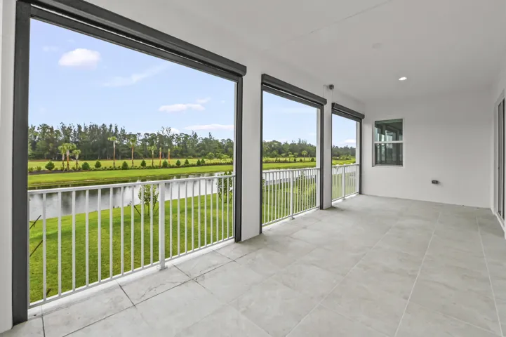 43 Balcony 02
