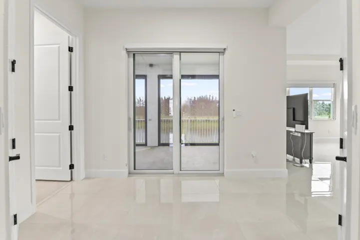 33 Hallway 01