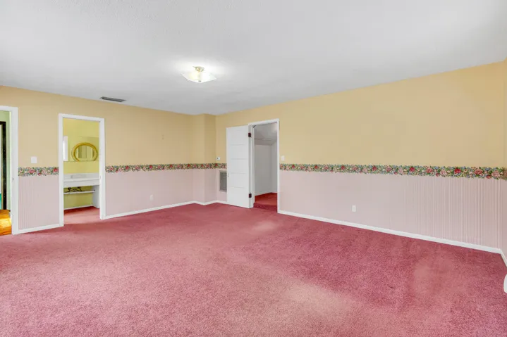En suite and walk-in closet