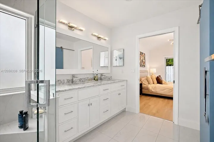 BRIGHT AND TASTEFUL MASTER BATHROOM!