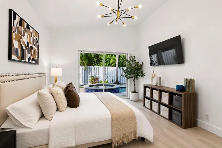 BRIGHT AND SPACIOUS MASTER BEDROOM!