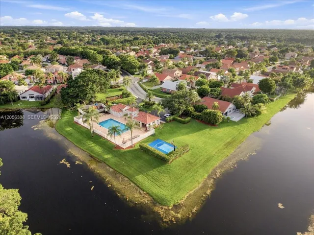 COMMUNITY POOL, BASKETBALL COURT AND CLUBHOUSE!