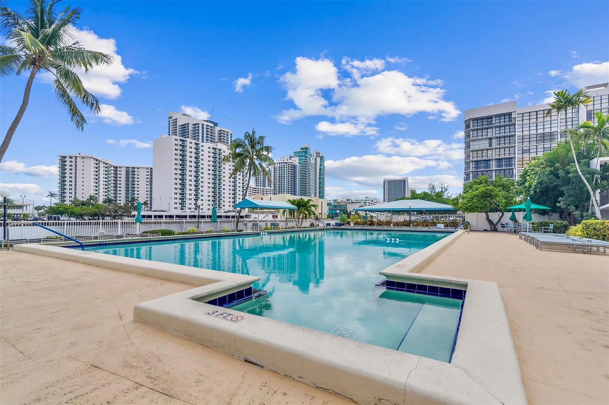 pool-diplomat-view
