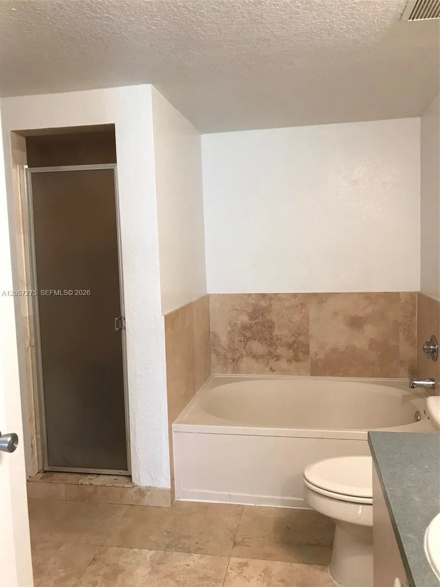 Master/Shower and bathtub