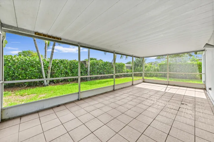 Spacious Screened Patio with overhang - fully fenced yard