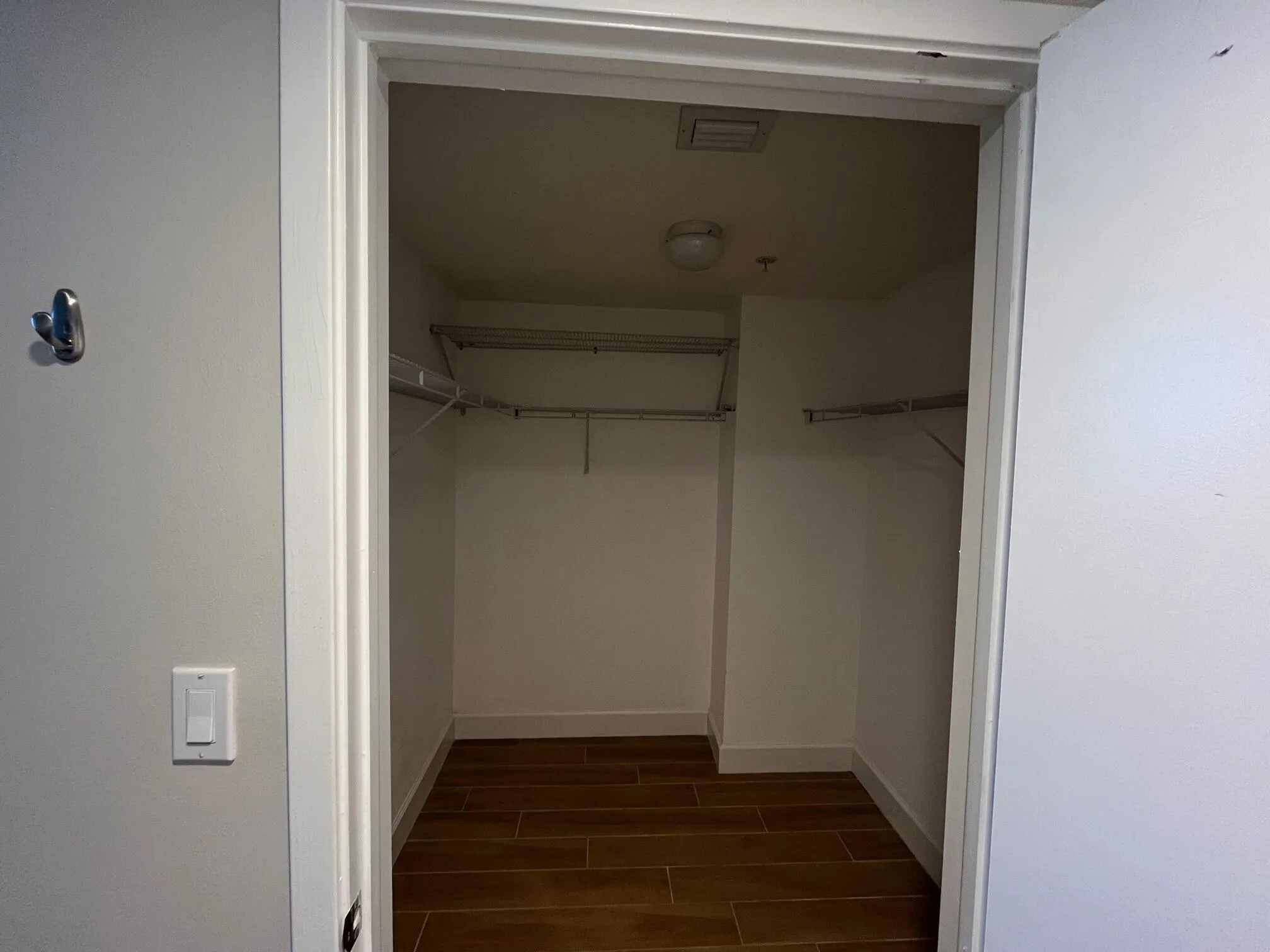 WALK IN CLOSET