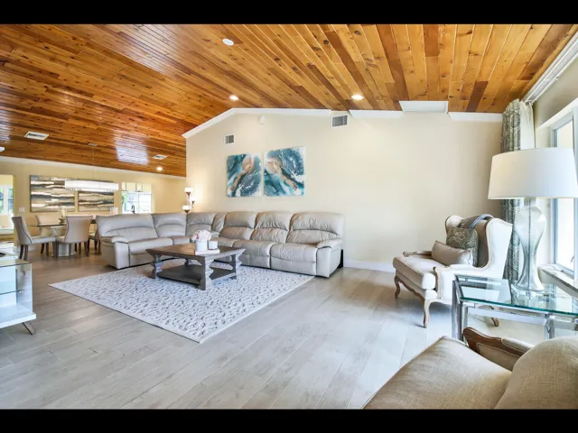 451 LYRA LIVING 1