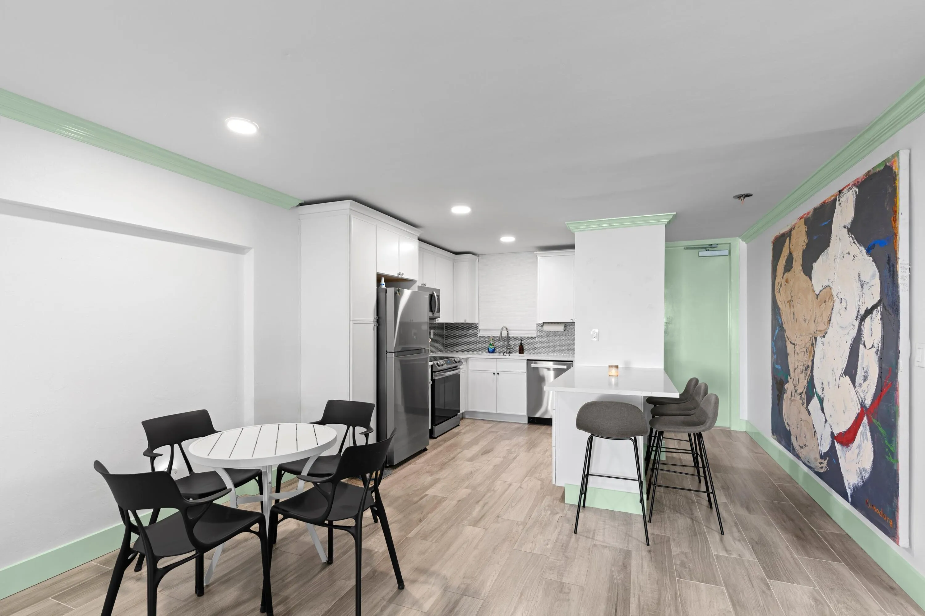 Kitchen & Dining