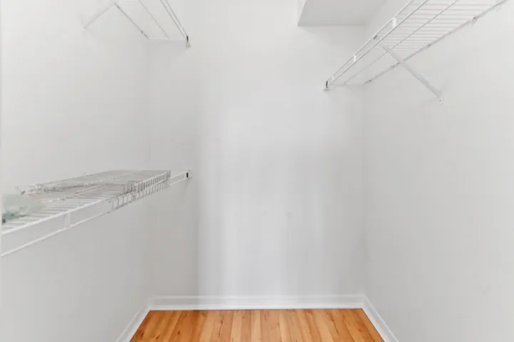 22 closet 01